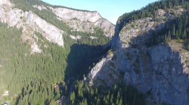 Anıtların havadan görünüşü, Kızıl Göl Bölgesi, Bicaz, Romanya, yaz mevsimi