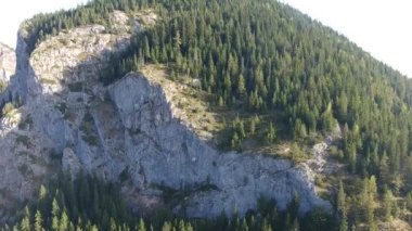 Anıtların havadan görünüşü, Kızıl Göl Bölgesi, Bicaz, Romanya, yaz mevsimi