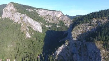 Anıtların havadan görünüşü, Kızıl Göl Bölgesi, Bicaz, Romanya, yaz mevsimi