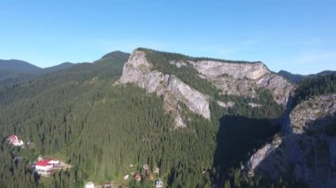 Anıtların havadan görünüşü, Kızıl Göl Bölgesi, Bicaz, Romanya, yaz mevsimi