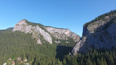 Anıtların havadan görünüşü, Kızıl Göl Bölgesi, Bicaz, Romanya, yaz mevsimi