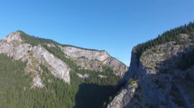 Anıtların havadan görünüşü, Kızıl Göl Bölgesi, Bicaz, Romanya, yaz mevsimi