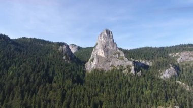 Anıtların havadan görünüşü, Kızıl Göl Bölgesi, Bicaz, Romanya, yaz mevsimi