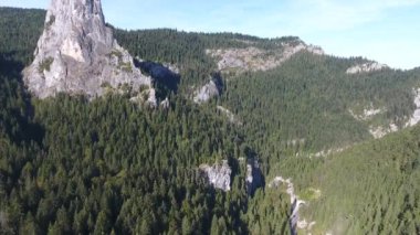 Anıtların havadan görünüşü, Kızıl Göl Bölgesi, Bicaz, Romanya, yaz mevsimi