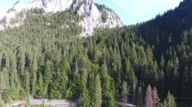 Anıtların havadan görünüşü, Kızıl Göl Bölgesi, Bicaz, Romanya, yaz mevsimi