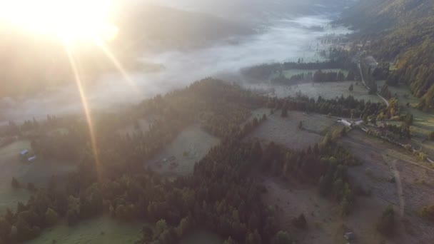 罗马尼亚比卡兹红湖地区的太阳升起时的空中景观 — 图库视频影像