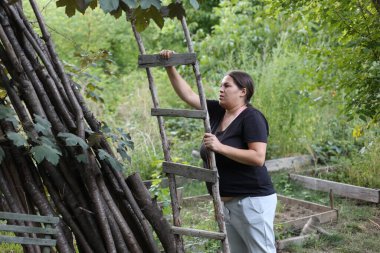 Kırsal kesimde kadınlar günlük aktiviteler, doğa işleri ev işleri.