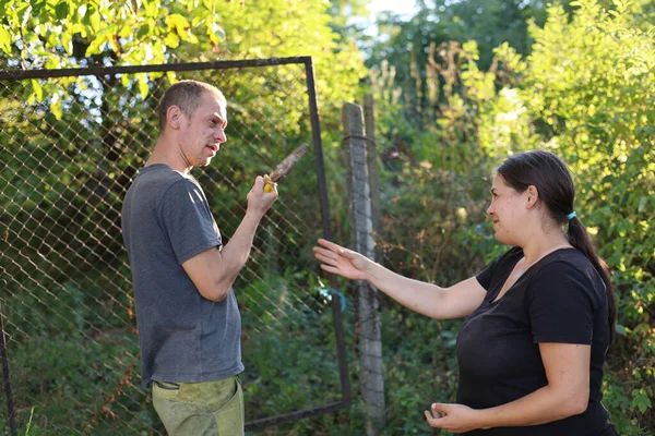 Erkek ve kadın etkileşimi, bahçe hizmetleri