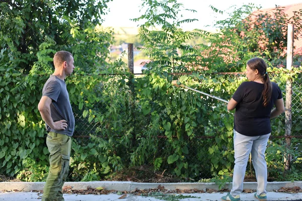 Erkek ve kadın etkileşimi, bahçe hizmetleri