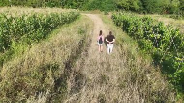 Vahşi doğada dinlenen iki genç kadın.