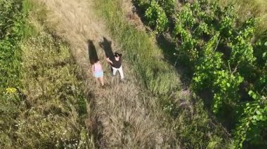 Vahşi doğada dinlenen iki genç kadın.