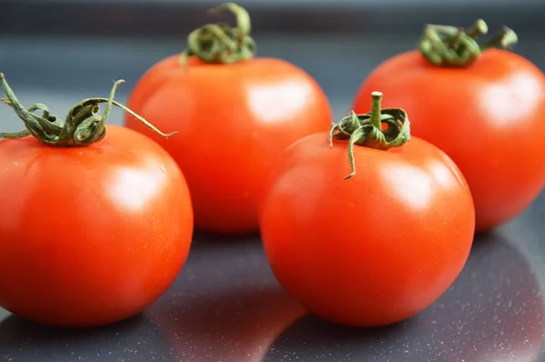Rode Sappige Tomaten Grijze Achtergrond — Stockfoto