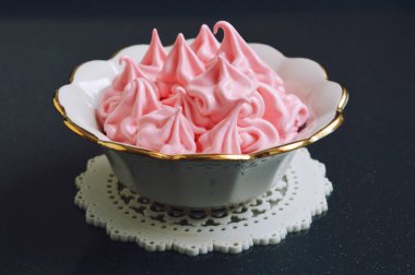 Beyaz krem pembe tatlı. 