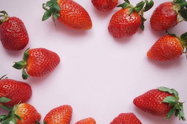 Hafif bir arka plan üzerinde sulu olgun çilek