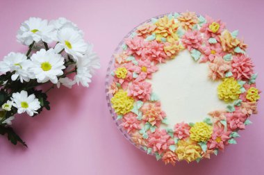 krem çiçekli pasta