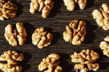 karanlık bir arka plan üzerinde ceviz