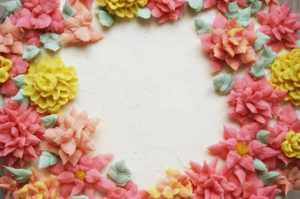 Heerlijke Witte Cake Met Romige Gekleurde Bloemen Een Stand — Stockfoto