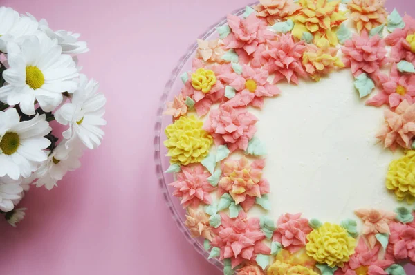 Heerlijke Witte Cake Met Romige Gekleurde Bloemen Een Stand — Stockfoto