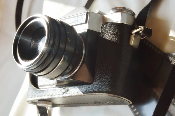 Oude Camera Tegen Een Lichte Achtergrond — Stockfoto