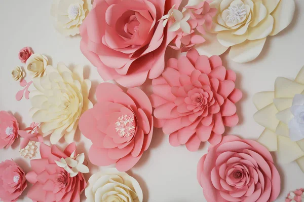 Όμορφο Διαφορετικό Χρώμα Χαρτί Λουλούδια Στον Τοίχο Εσωτερική Διακόσμηση — Φωτογραφία Αρχείου