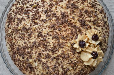 çikolata cips ve krem çiçek ile krem kek