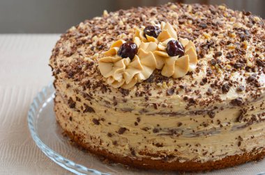 çikolata cips ve krem çiçek ile krem kek