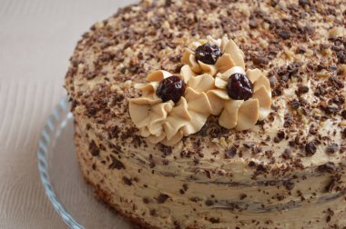 çikolata cips ve krem çiçek ile krem kek