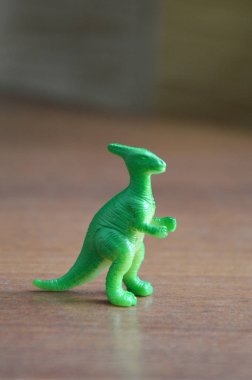 Dinozor. karanlık bir arka planda bir dinozor şeklinde çocuk oyuncak.