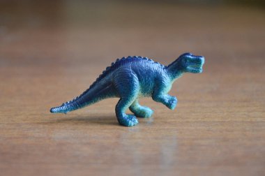 Dinozor. karanlık bir arka planda bir dinozor şeklinde çocuk oyuncak.