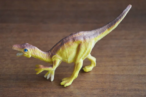 Dinozor. karanlık bir arka planda bir dinozor şeklinde çocuk oyuncak.