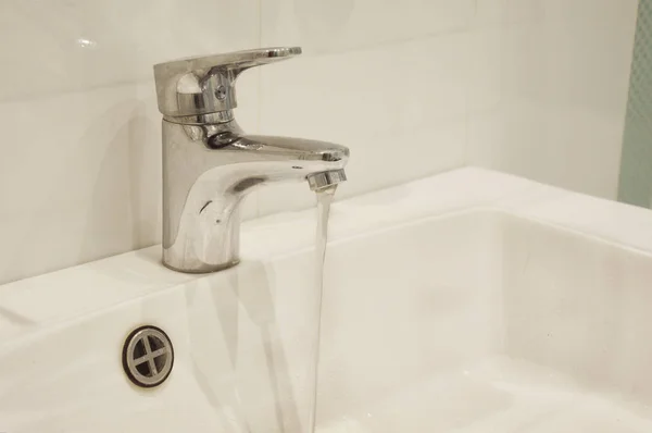 Robinet Eau Évier Dans Belle Salle Bain Blanche — Photo