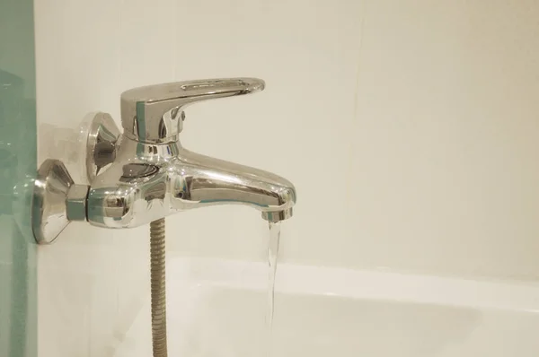 Robinet Eau Évier Dans Belle Salle Bain Blanche — Photo