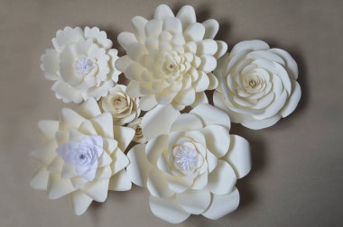 kağıt çiçekler. iç dekor. iç duvarların dekorasyonu. kağıt dekor. iç çiçekler. büyük çiçeklerile dekorasyon.