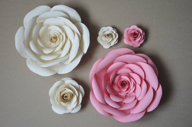 kağıt çiçekler. iç dekor. iç duvarların dekorasyonu. kağıt dekor. iç çiçekler. büyük çiçeklerile dekorasyon.