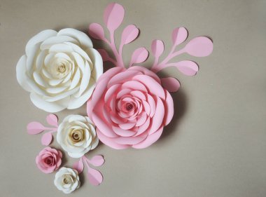 kağıt çiçekler. iç dekor. iç duvarların dekorasyonu. kağıt dekor. iç çiçekler. büyük çiçeklerile dekorasyon.