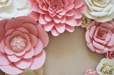 kağıt çiçekler. iç dekor. iç duvarların dekorasyonu. kağıt dekor. iç çiçekler. büyük çiçeklerile dekorasyon.