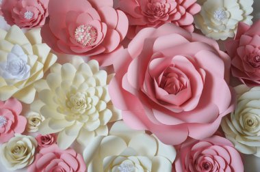 kağıt çiçekler. iç dekor. iç duvarların dekorasyonu. kağıt dekor. iç çiçekler. büyük çiçeklerile dekorasyon.