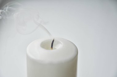 Arka planda beyaz bir mum. Beyaz. Büyük bir mum..