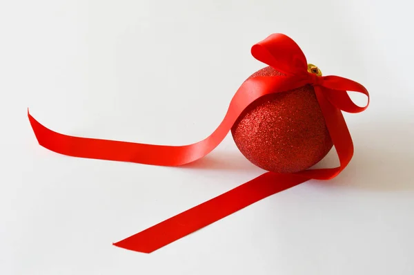 白い背景にリボン付きの赤いクリスマスボール 新年だクリスマスだクリスマスの飾り休日の装飾 輝く赤いボール — ストック写真
