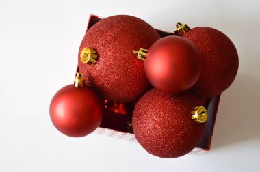 Bir kutuda kırmızı Noel topları. Tatil dekoru. Toplar ağaçta. Yeni yıl ve Noel. kırmızı.