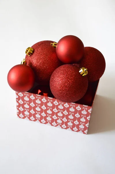 Bolas Rojas Navidad Una Caja Decoración Vacaciones Bolas Árbol Año —  Fotos de Stock