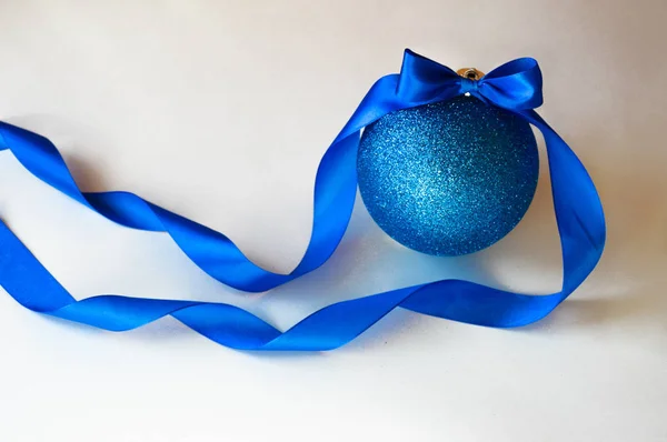 Weihnachtsball Schöne Blaue Weihnachtskugel Auf Weißem Hintergrund Neujahr Weihnachten Feiertagsdekoration — Stockfoto