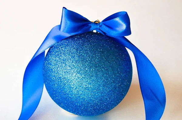 Χριστουγεννιάτικη Μπάλα Όμορφη Μπλε Μπάλα Χριστουγέννων Λευκό Φόντο Πρωτοχρονιά Χριστούγεννα — Φωτογραφία Αρχείου