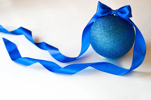 Χριστουγεννιάτικη Μπάλα Όμορφη Μπλε Μπάλα Χριστουγέννων Λευκό Φόντο Πρωτοχρονιά Χριστούγεννα — Φωτογραφία Αρχείου