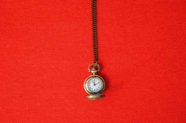 Minimalismus Vintage Taschenuhr Auf Kette Auf Rotem Hintergrund Neujahr Weihnachten — Stockfoto