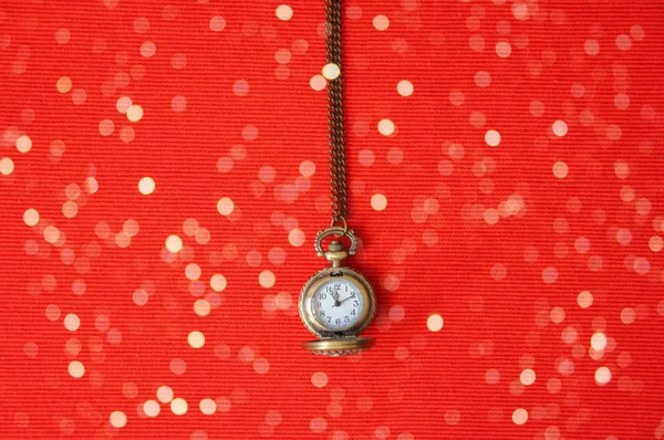 Мінімалізм Вінтажний Кишеньковий Годинник Ланцюжку Червоному Тлі Новий Рік Різдво — стокове фото