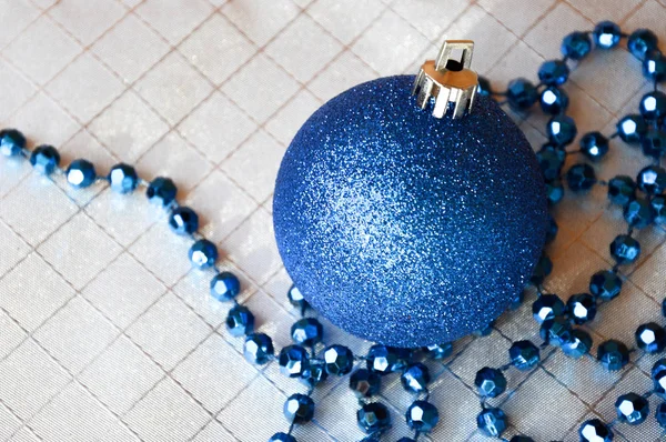 Μπλε Γυαλιστερή Χριστουγεννιάτικη Μπάλα Και Μπλε Χάντρες Για Διακόσμηση Ανοιχτό — Φωτογραφία Αρχείου