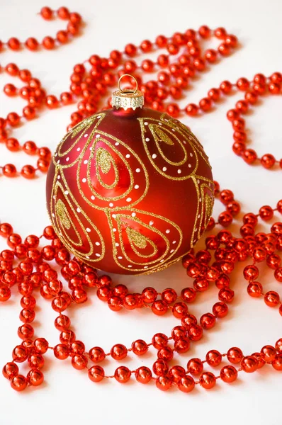 Rote Weihnachtskugel Auf Dem Weihnachtsbaum Glanzball Dekorationen Für Die Feiertage — Stockfoto