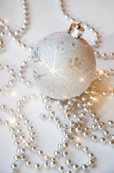 Grijze Kerstbal Kerstboom Glanzende Bal Metallic Kleur Decoraties Voor Vakantie — Stockfoto