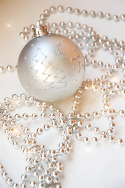 Graue Weihnachtskugel Auf Dem Weihnachtsbaum Glanzball Metallic Farbe Dekorationen Für — Stockfoto